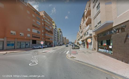 Se vende local comercial con 263 m2 en prolongación Ángel Bruna - MURCIA