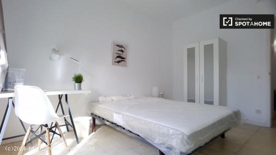 Amplia habitación en un apartamento de 5 dormitorios en Barri Gòtic - BARCELONA