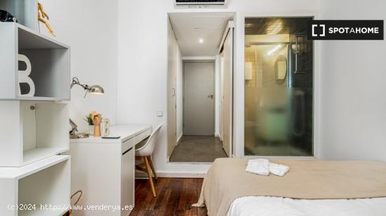 ¡Habitaciones en alquiler en un apartamento de 5 habitaciones en Barcelona! - BARCELONA