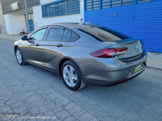 Opel Insignia Selective de 2018 con 160.000 Km por 10.500 EUR. en Sevilla