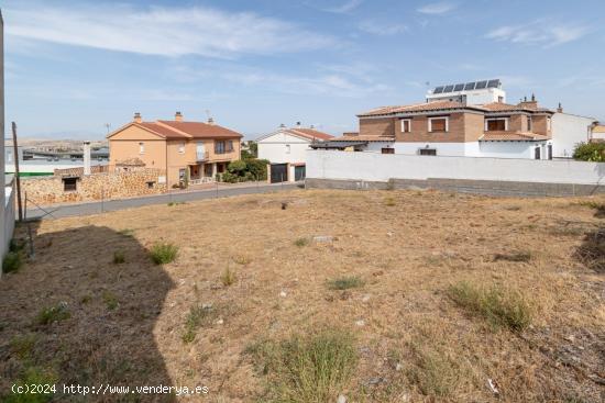 Otura. Magnífico solar urbano con 600 m/2 dando a dos calles. - GRANADA