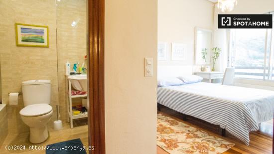 Amplia habitación con armario independiente en el apartamento de 3 dormitorios, Abando - VIZCAYA
