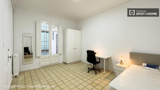 Se alquila habitación en piso de 6 habitaciones en Gràcia - BARCELONA
