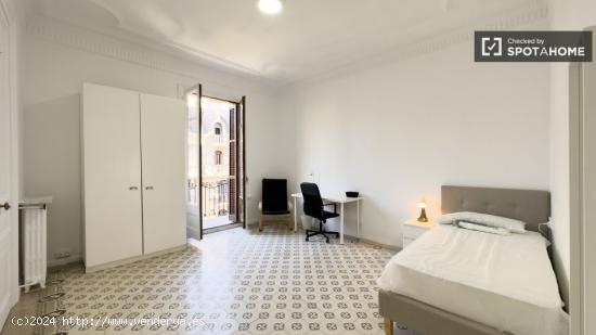 Se alquila habitación en piso de 6 habitaciones en Gràcia - BARCELONA