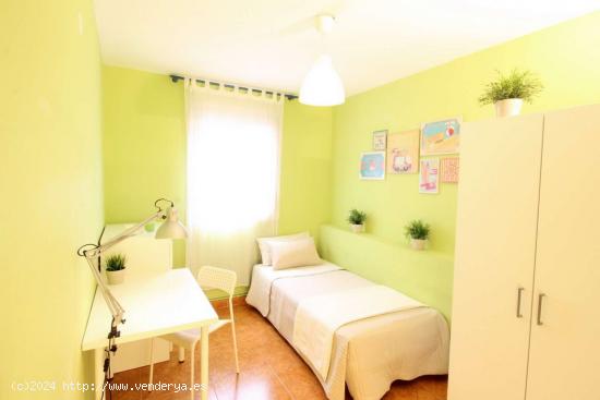  Alojamiento con estantería en apartamento de 4 dormitorios, Carabanchel - MADRID 
