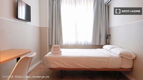 Se alquila habitación en piso de 8 habitaciones en Cuatro Caminos - MADRID