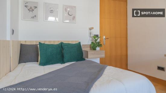 Se alquila habitación en piso de 5 habitaciones en Madrid - MADRID