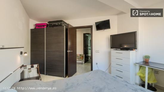 Se alquila habitación en piso de 3 habitaciones en Navas - BARCELONA
