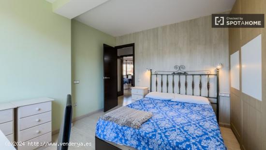 Se alquila habitación en piso de 3 habitaciones en Navas - BARCELONA