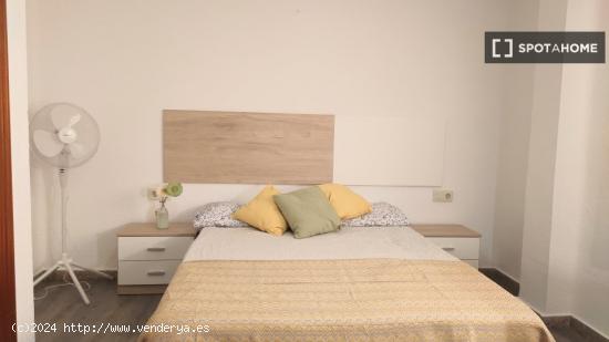 Se alquila habitación en piso de 3 dormitorios en Burjassot, Valencia - VALENCIA