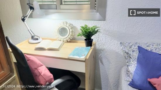 Se alquila habitación en piso de 3 dormitorios en Burjassot, Valencia - VALENCIA