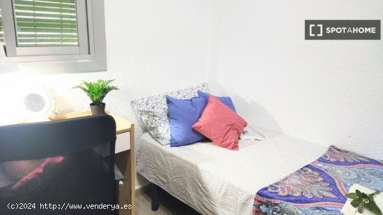 Se alquila habitación en piso de 3 dormitorios en Burjassot, Valencia - VALENCIA