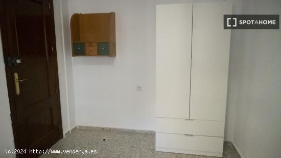 Se alquila habitación en piso compartido en Córdoba - CORDOBA