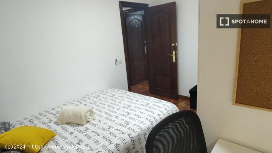 Habitaciones en alquiler en apartamento de 3 dormitorios en Alcalá De Henares. - MADRID