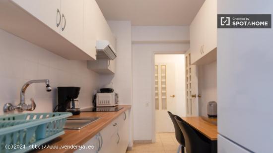 Se alquilan habitaciones en piso de 5 habitaciones en Jaume Roig - VALENCIA