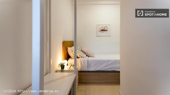 Se alquilan habitaciones en piso de 5 habitaciones en Jaume Roig - VALENCIA