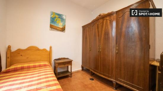 Amplia habitación en un apartamento de 5 dormitorios en Malasaña, Madrid - MADRID