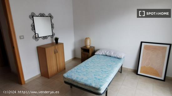 Se alquila habitación en piso de 3 habitaciones en Murcia - MURCIA