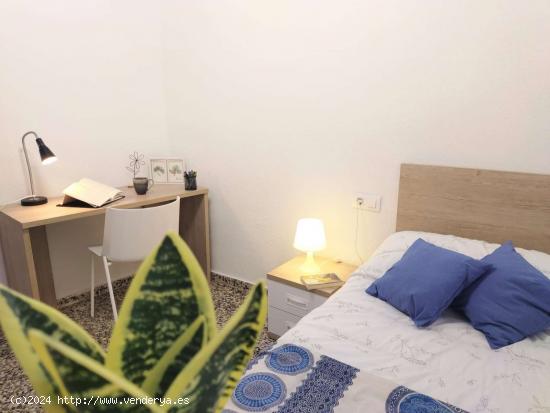  Se alquila habitación en apartamento de 5 dormitorios en Montcada, Valencia - VALENCIA 
