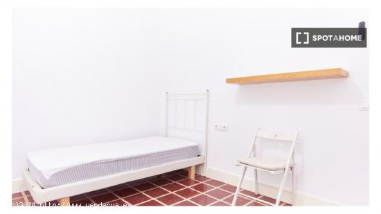 Se alquila habitación en piso compartido en Sevilla - SEVILLA
