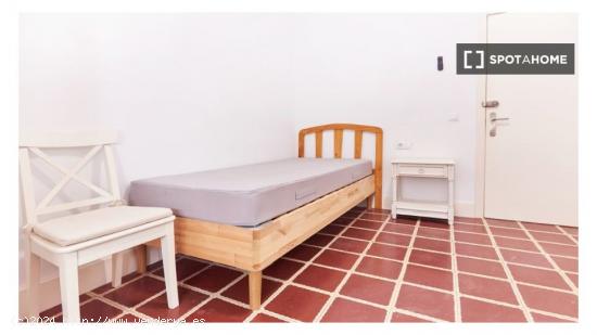 Se alquila habitación en piso compartido en Sevilla - SEVILLA