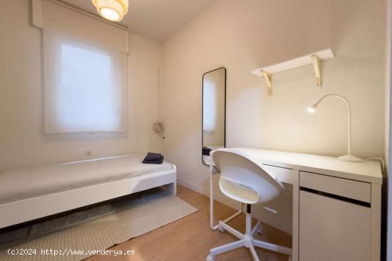  Se alquilan habitaciones en apartamento de 4 habitaciones en Sagrada Familia - BARCELONA 