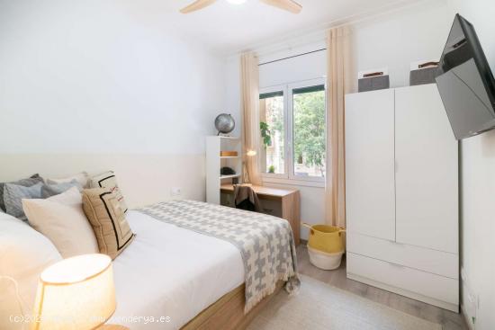  Se alquilan habitaciones en apartamento de 4 habitaciones en Sagrada Familia - BARCELONA 