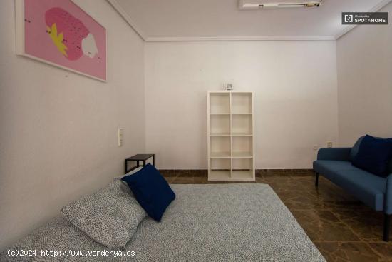  Se alquilan habitaciones en un apartamento de 4 dormitorios en Ciutat Vella - VALENCIA 