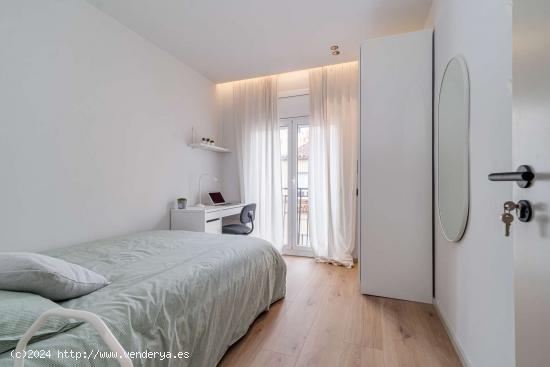  Se alquilan habitaciones en piso de 13 habitaciones en L'Hospitalet De Llobregat - BARCELONA 
