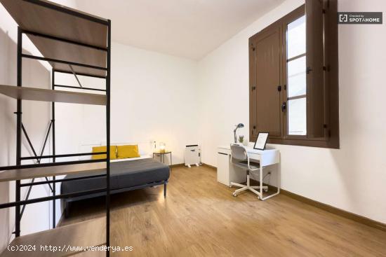  Se alquila habitación en piso de 4 habitaciones en el Raval - BARCELONA 