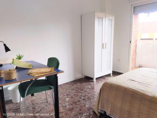  Se alquila habitación en piso de 7 habitaciones en Paterna, Valencia - VALENCIA 