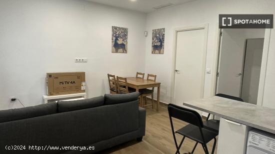 Apartamento completo de 2 dormitorios en Sevilla - SEVILLA