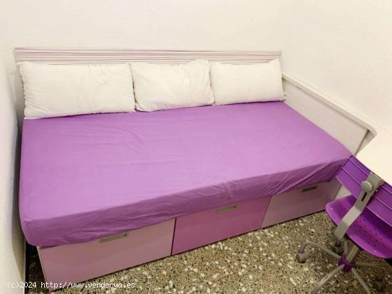 Se alquilan habitaciones en piso de 3 habitaciones en Vilanova I La Geltrú - BARCELONA
