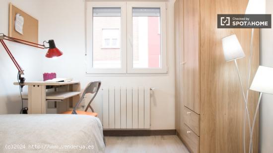 Se alquila habitación en apartamento de 3 dormitorios en Usera - MADRID