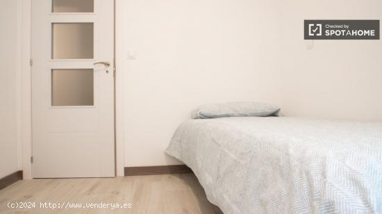 Se alquila habitación en apartamento de 3 dormitorios en Usera - MADRID