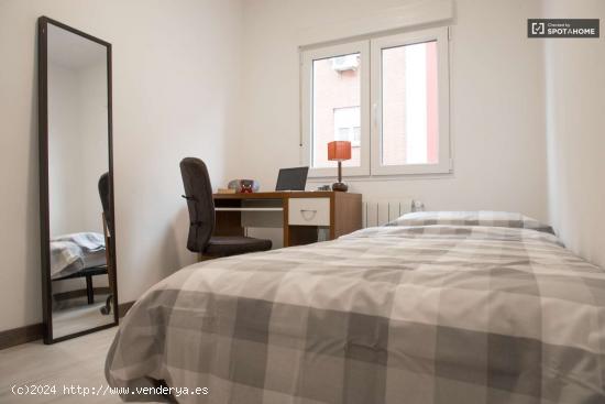 Se alquila habitación en apartamento de 3 dormitorios en Usera - MADRID