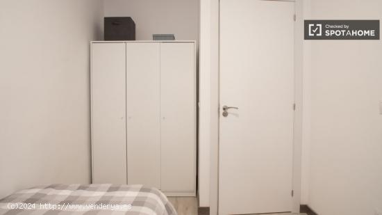 Se alquila habitación en apartamento de 3 dormitorios en Usera - MADRID