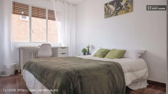  Se alquilan habitaciones en piso de 5 habitaciones en Plaza De Castilla - MADRID 