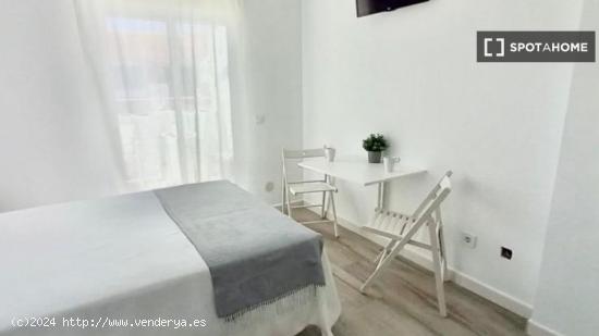 Se alquilan habitaciones en apartamento de 4 dormitorios en Alhaurín De La Torre - MALAGA