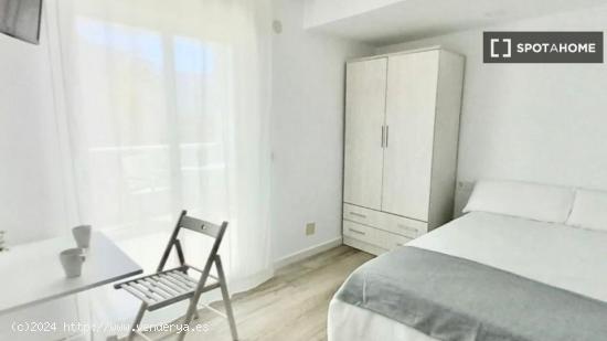 Se alquilan habitaciones en apartamento de 4 dormitorios en Alhaurín De La Torre - MALAGA