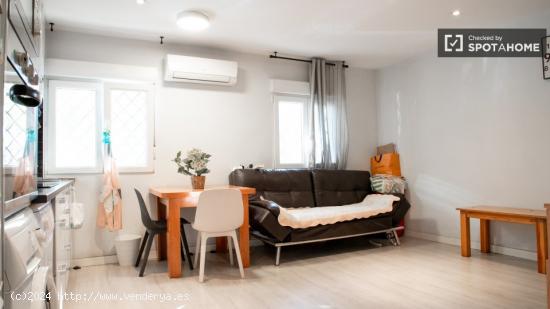 Se alquila habitación en piso de 1 dormitorio en Opañel - MADRID