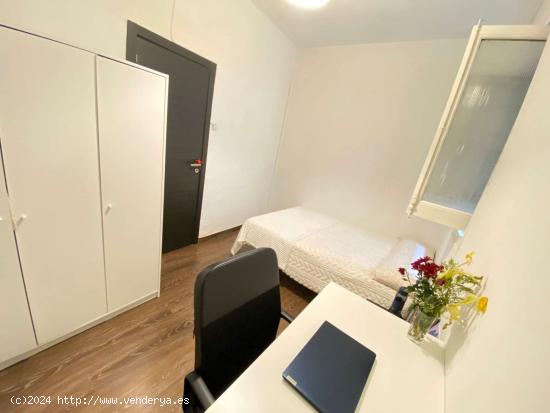  Se alquila habitación en piso de 8 habitaciones en Gran Vía, Madrid - MADRID 