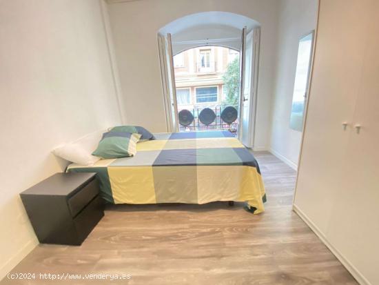  Se alquila habitación en piso de 8 habitaciones en Gran Vía, Madrid - MADRID 