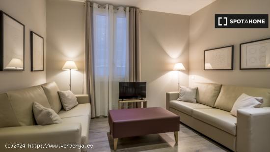 Elegante apartamento de 3 dormitorios con aire acondicionado en alquiler en Barri Gòtic, cerca de L