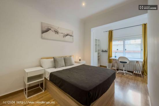  Se alquilan habitaciones en apartamento de 5 habitaciones en L´Hospitalet De Llobregat - BARCELONA 