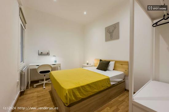  Se alquilan habitaciones en apartamento de 5 habitaciones en L´Hospitalet De Llobregat - BARCELONA 
