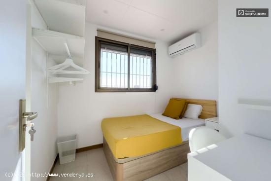  Se alquila habitación en apartamento de 3 dormitorios en Barcelona - BARCELONA 