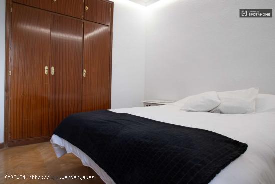  Se alquila habitación en piso de 3 habitaciones en El Pilar - MADRID 