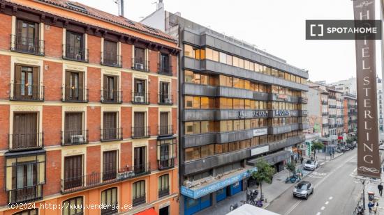 Se alquilan habitaciones en apartamento de 2 dormitorios en Justicia - MADRID