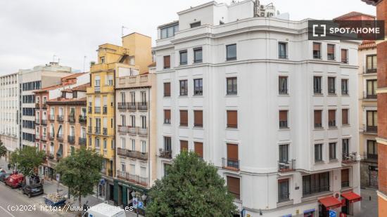 Se alquilan habitaciones en apartamento de 2 dormitorios en Justicia - MADRID